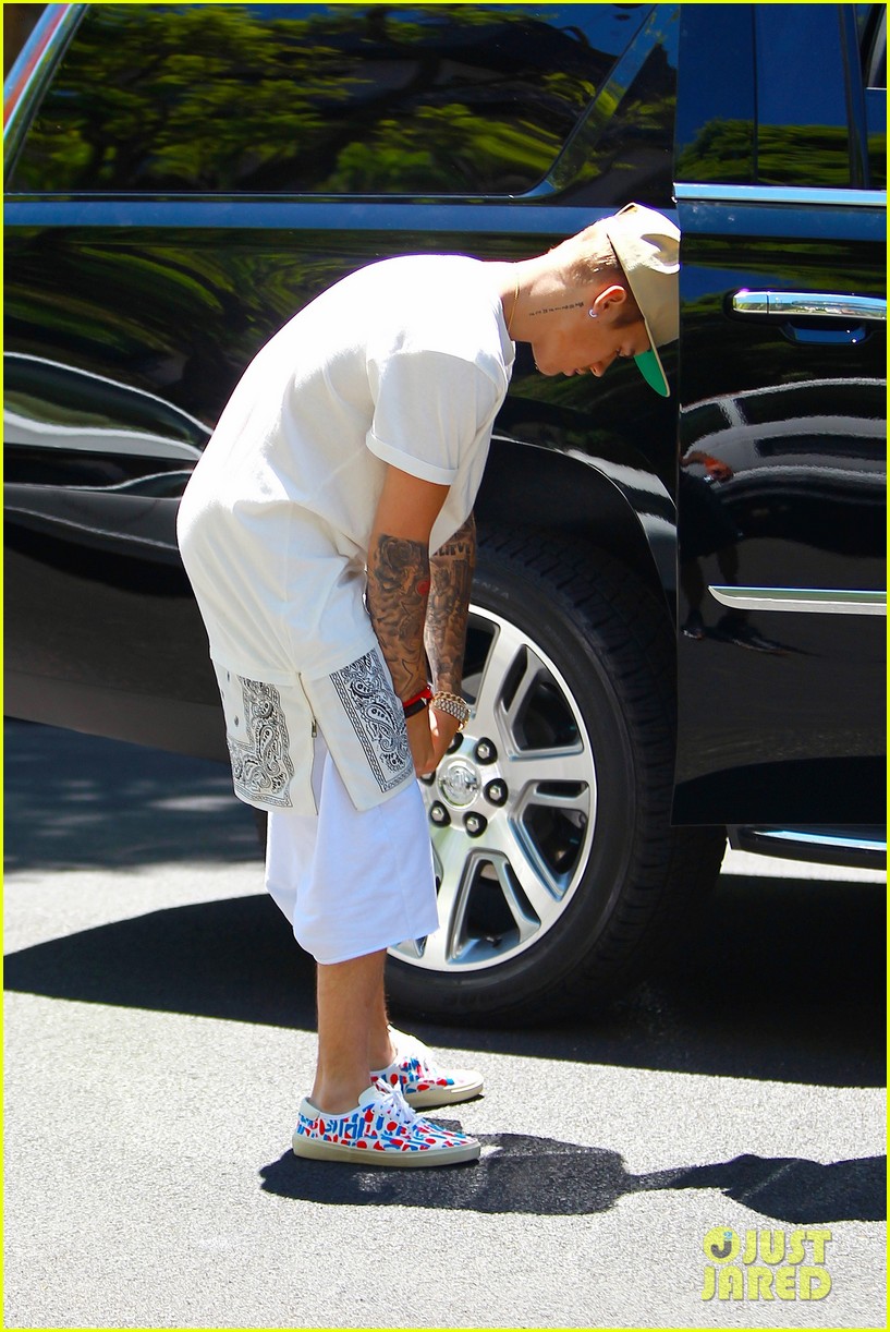 Did Justin Bieber Skip Lines at Disneyland in a Wheelchair? Photo