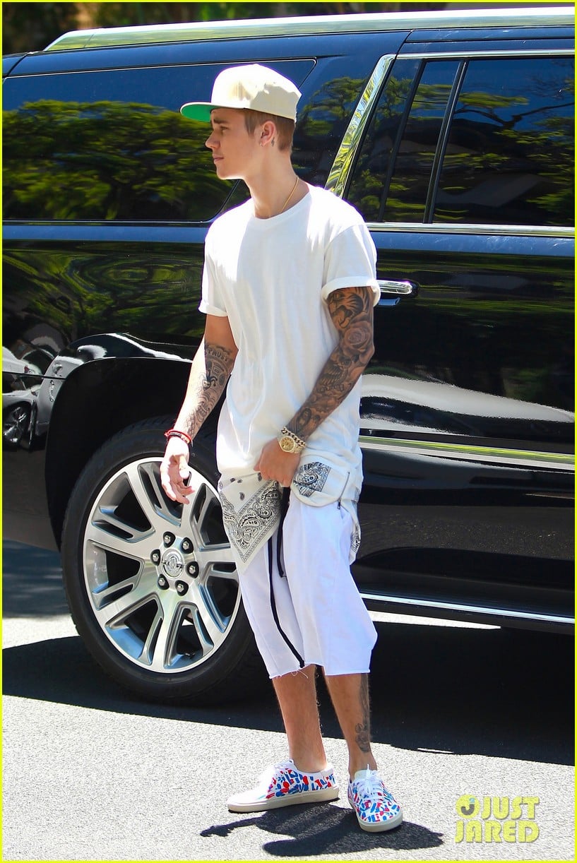 Did Justin Bieber Skip Lines at Disneyland in a Wheelchair? Photo 3162479 Justin Bieber