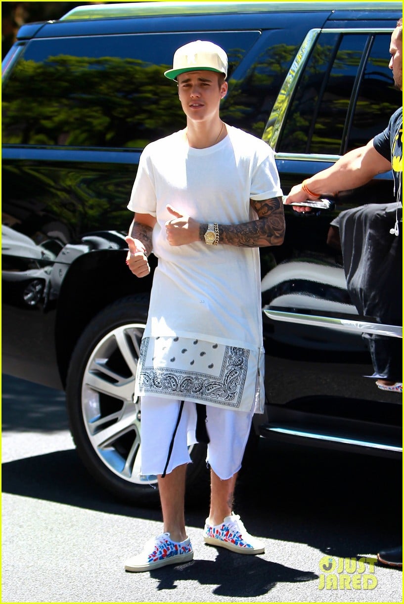 Did Justin Bieber Skip Lines at Disneyland in a Wheelchair? Photo 3162482 Justin Bieber