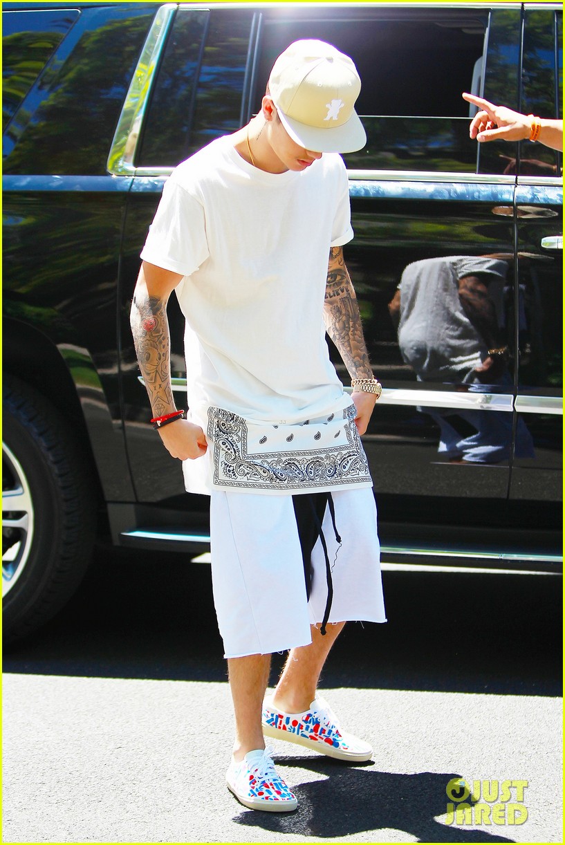 Did Justin Bieber Skip Lines at Disneyland in a Wheelchair? Photo