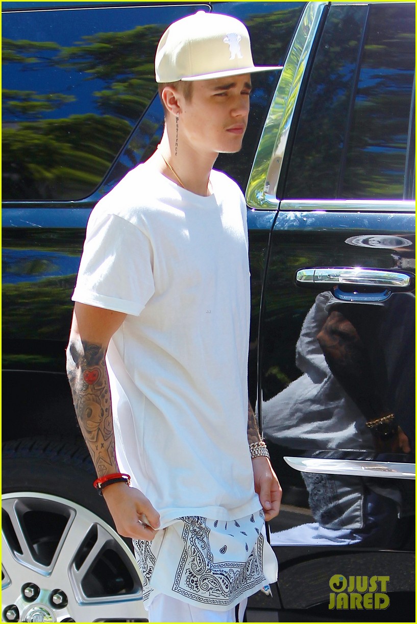 Did Justin Bieber Skip Lines at Disneyland in a Wheelchair? Photo 3162489 Justin Bieber