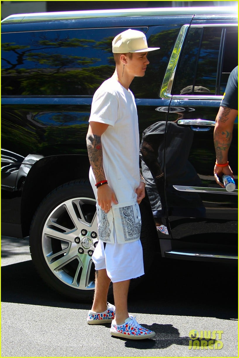 Did Justin Bieber Skip Lines at Disneyland in a Wheelchair? Photo 3162492 Justin Bieber