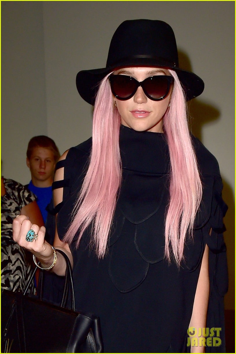 Kesha's Pink Hair Adds a Pop of Color to Her Dark Ensemble Photo(00)