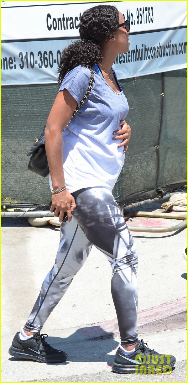 Kelly Rowland Displays Totally Bare Baby Bump During PreNatal Workout