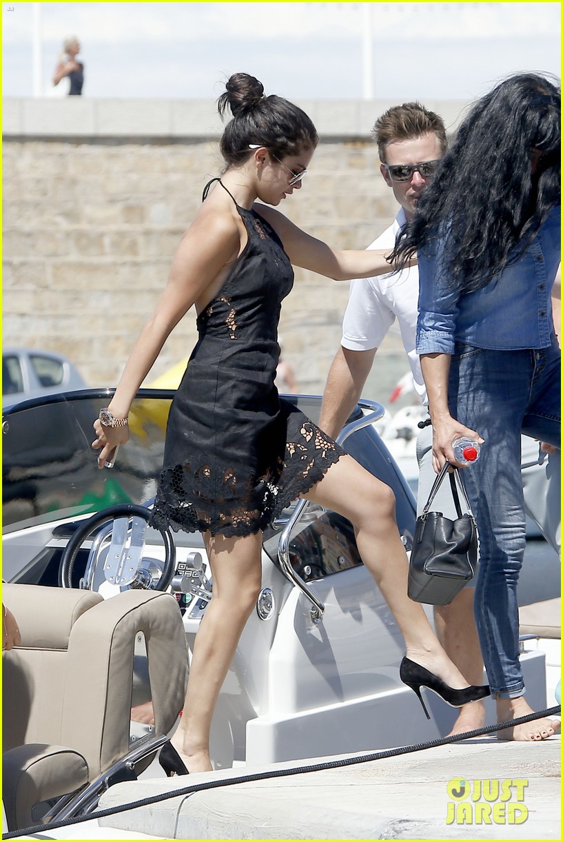 Photo: selena gomez cara delevingne boat ride tommaso chiabra 21