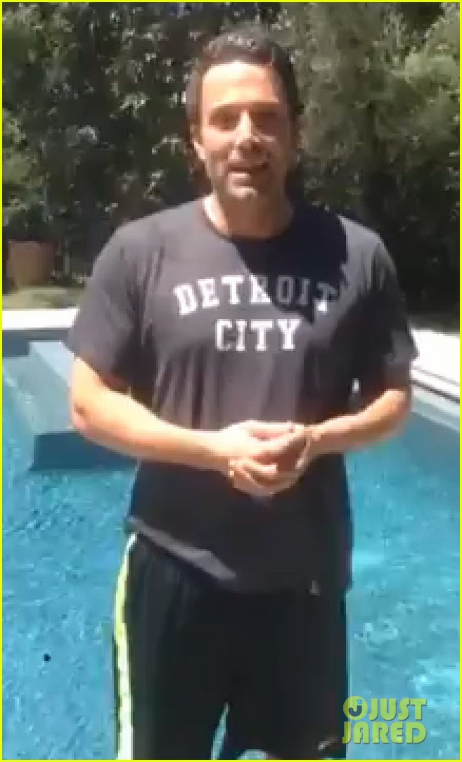 Ben Affleck & Jennifer Garner Do Ice Bucket Challenge Together! Photo