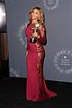 beyonce shows off four moonmen in vmas press room 06