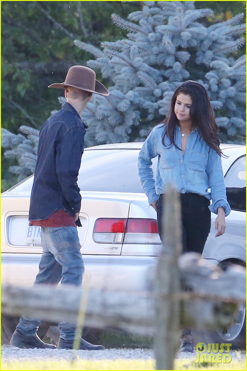 Justin Bieber & Selena Gomez Ride Horses During 'Peaceful' Vacation