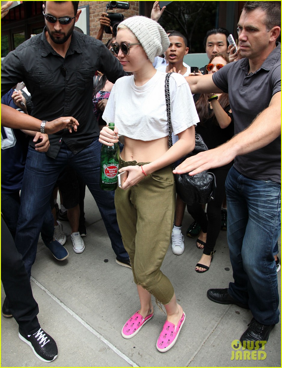 miley-cyrus-models-the-tmnt-underwear-a-fan-gave-her-photo-3171848