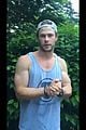 chris hemsworth takes on the ice bucket challenge 01