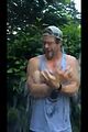 chris hemsworth takes on the ice bucket challenge 04