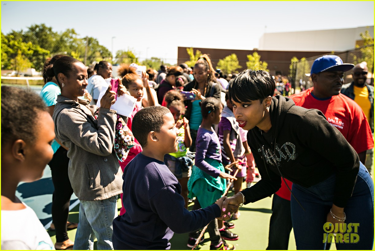 Jennifer Hudson & Sister Julia Provide School Supplies to Over 8,100(01)