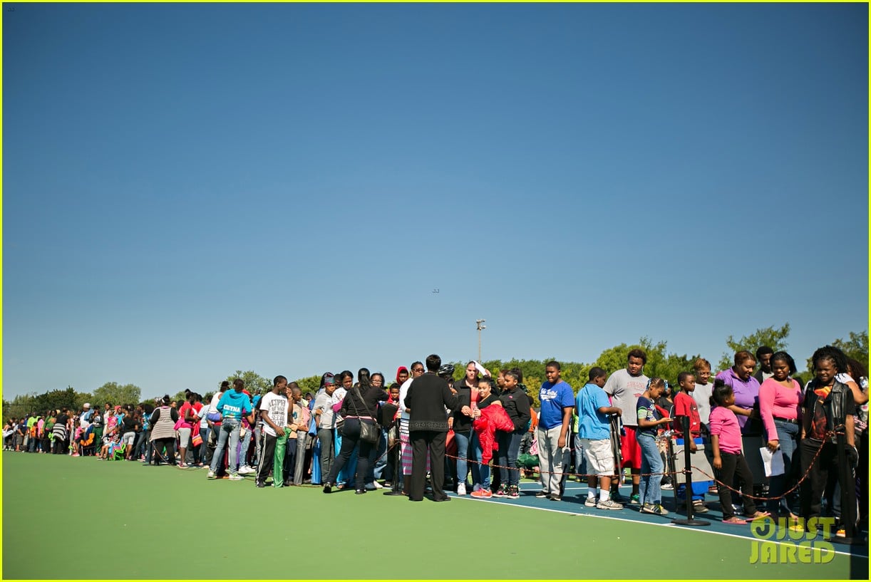 Jennifer Hudson & Sister Julia Provide School Supplies to Over 8,100