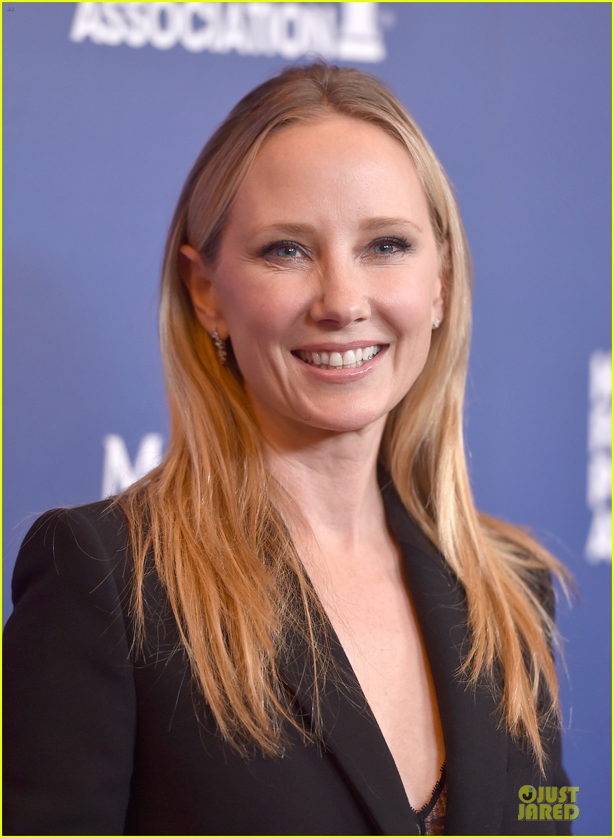 Kerry Washington Is Strapless & Pink at HFPA Grants Banquet: Photo