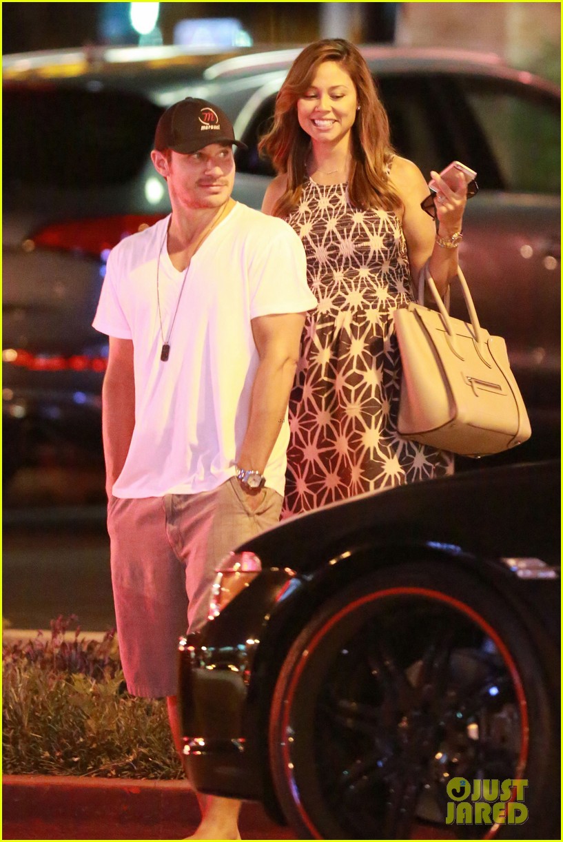 Nick Lachey & Pregnant Wife Vanessa Grab Dinner at The Six Photo
