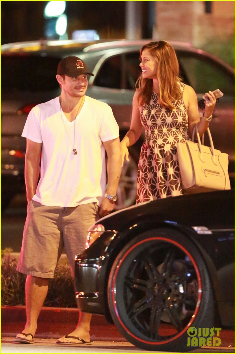 Nick Lachey & Pregnant Wife Vanessa Grab Dinner at The Six Photo