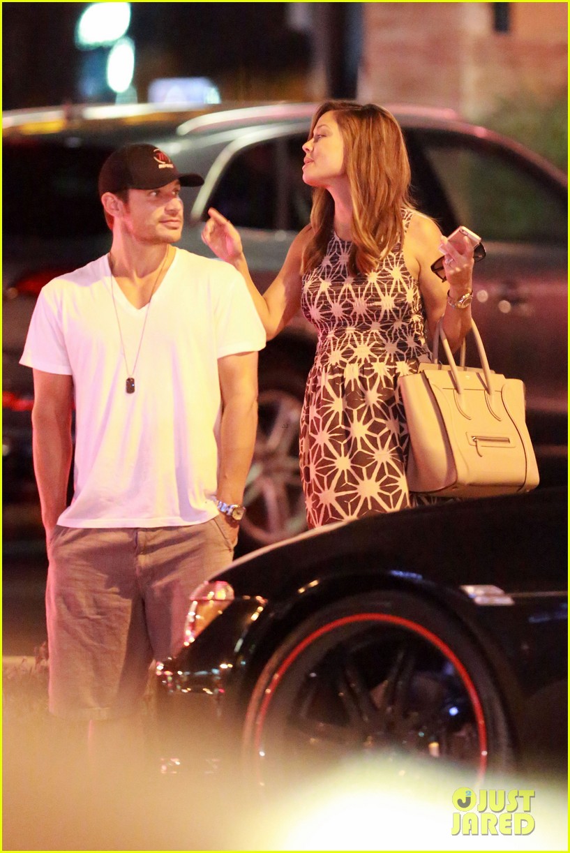 Nick Lachey & Pregnant Wife Vanessa Grab Dinner at The Six Photo
