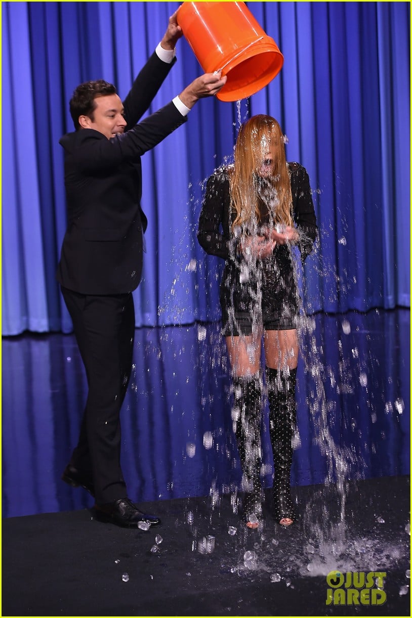 Lindsay Lohan Does ALS Ice Bucket Challenge on 'Tonight Show'! Photo