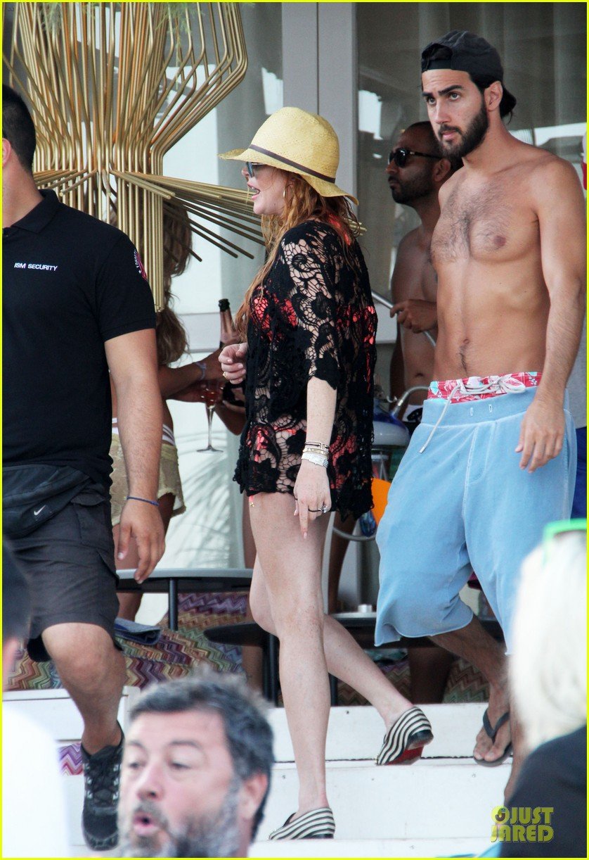 Lindsay Lohan Tweets About 'Mean Girls' On Throwback Thursday! Photo