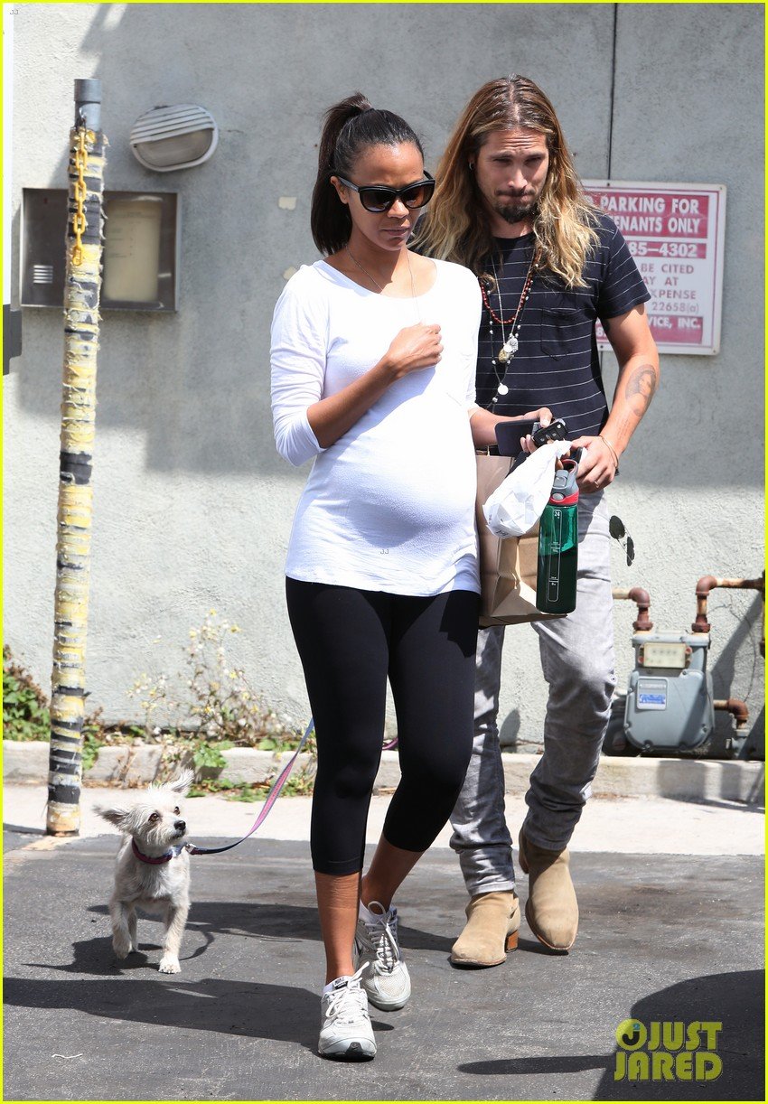 Pregnant Zoe Saldana Preps For Baby at Mom's the Word: Photo 3183894
