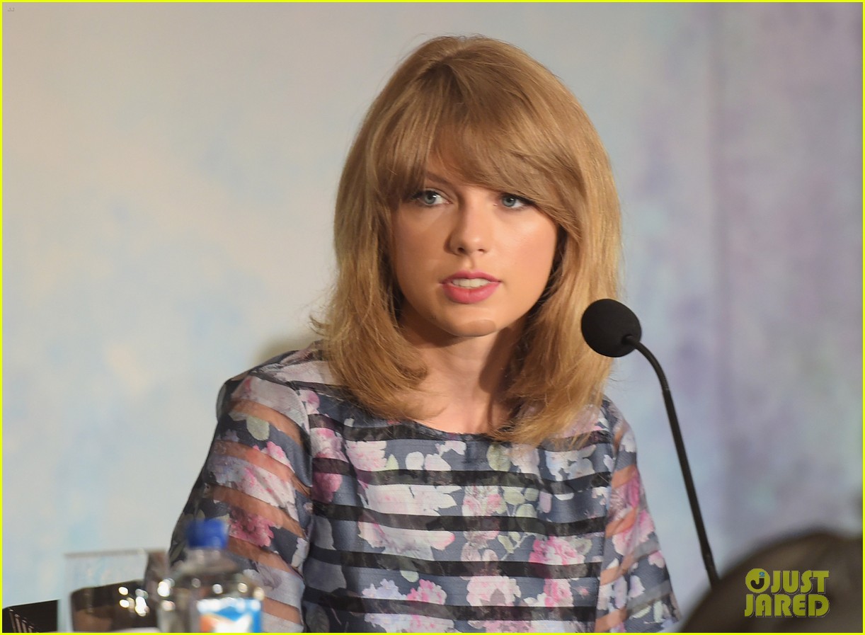 Photo: taylor swift katie holmes giver press conference 08 | Photo