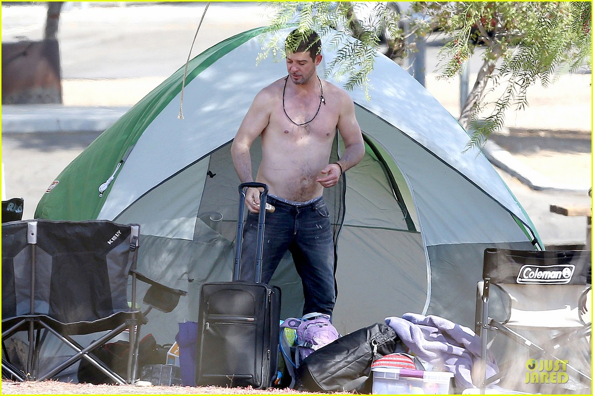 Robin Thicke shows off his shirtless body while enjoying the great outdoors...