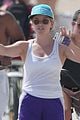 reese witherspoon gets around beach by rollerblading 02