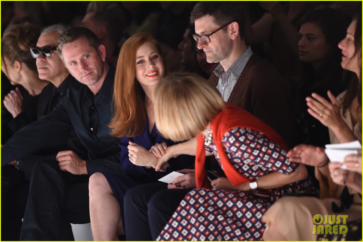 amy adams shares a special moment with anna wintour at max mara show 093199799