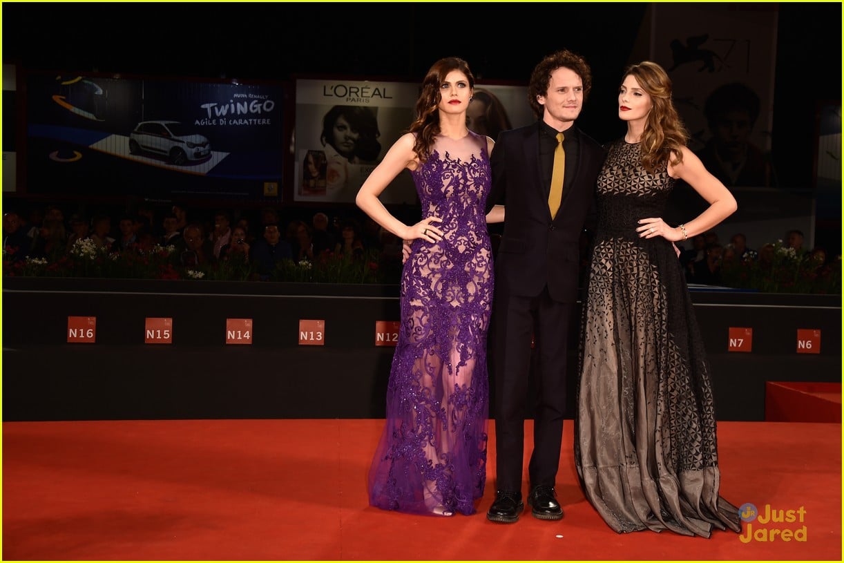 Ashley Greene Alexandra Daddario Dazzle At Burying The Ex Venice Premiere Photo 14 Venice Film Festival Alexandra Daddario Anton Yelchin Ashley Greene Pictures Just Jared