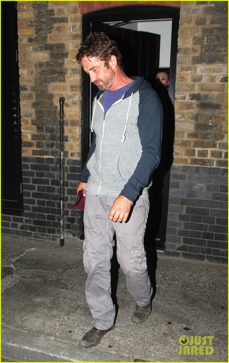 Gerard Butler Treats Himself to Casaul Chiltern Night Out! Photo