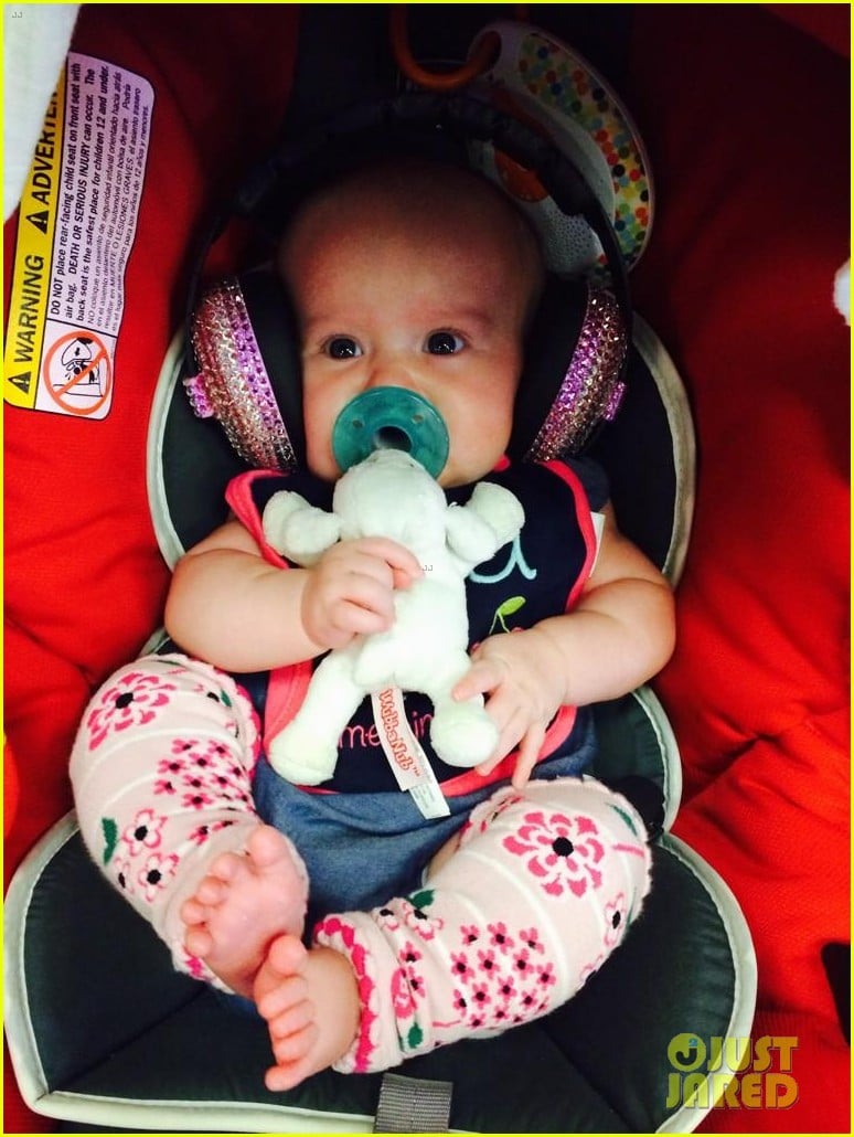 Kelly Clarkson Takes Daughter River to First Concert New Pic! Photo