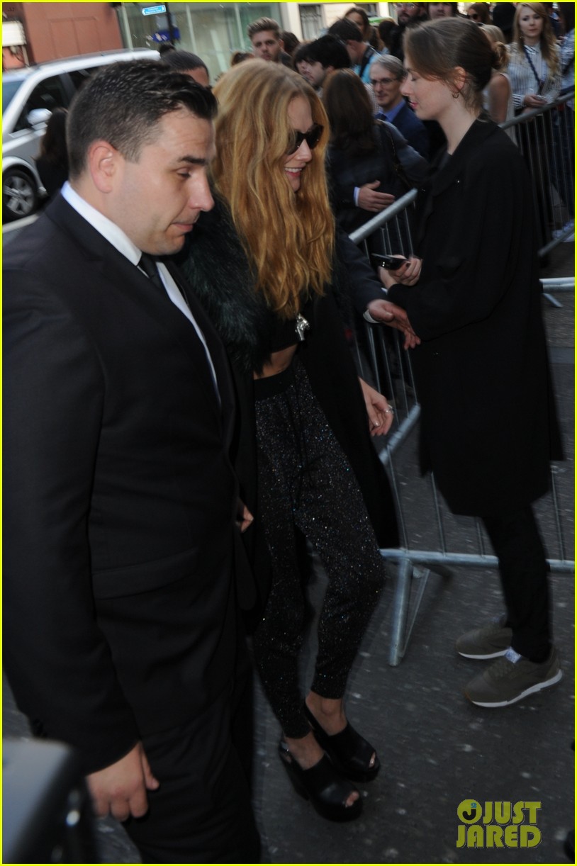 Hailee Steinfeld & Ellie Goulding Watch Cara Delevingne Walk the