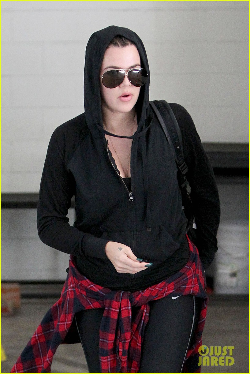 Khloe Kardashian Stays Undercover on Her Way to the Gym! Photo 3198266