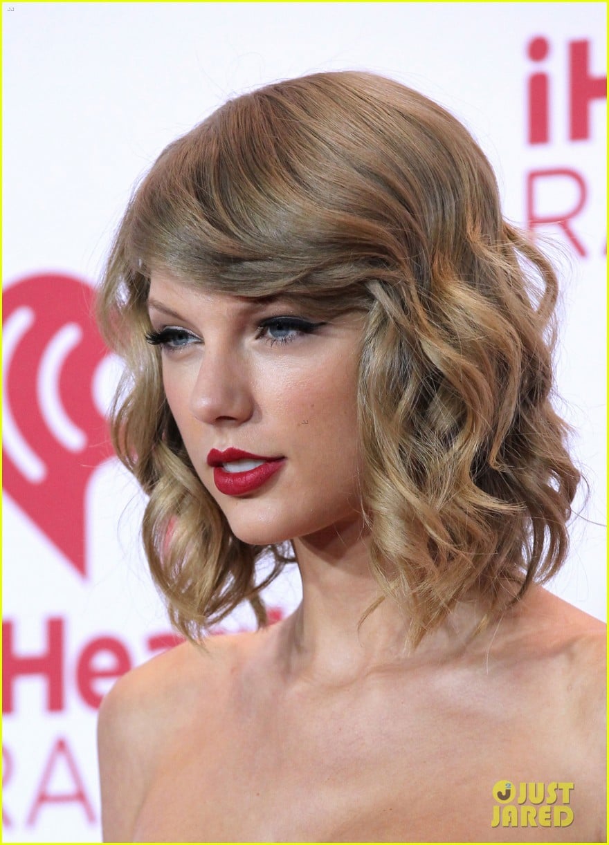 Taylor Swift Receives Milestone Plaque on iHeartRadio Music Festival