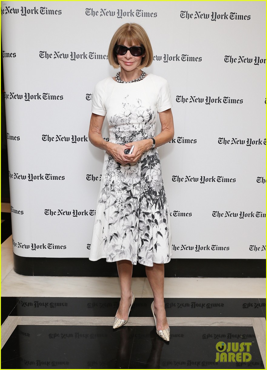 Anna Wintour Still Uses a Flip Phone See the Pics! Photo 3190273