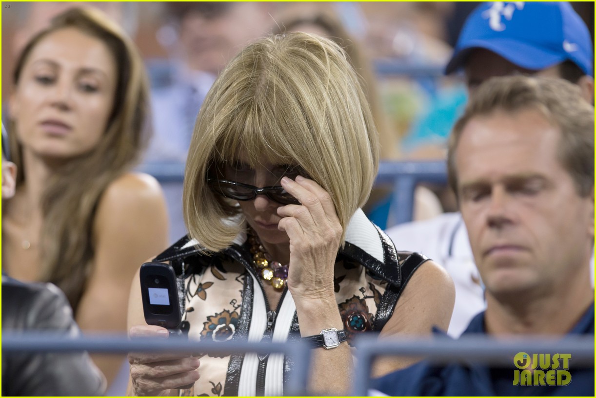 Anna Wintour Still Uses a Flip Phone See the Pics! Photo 3190274