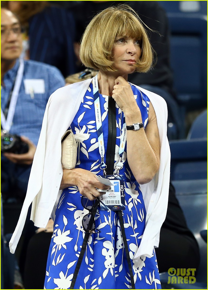 Anna Wintour Still Uses a Flip Phone See the Pics! Photo 3190276