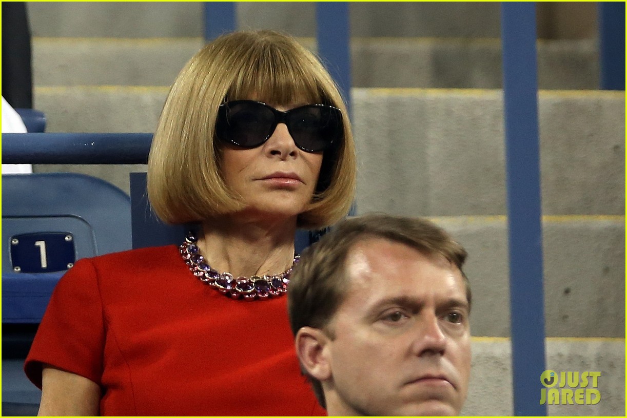 Anna Wintour Still Uses a Flip Phone See the Pics! Photo 3190277
