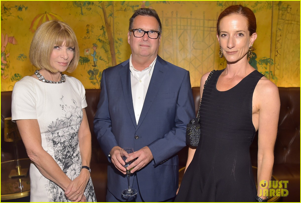 Anna Wintour Still Uses a Flip Phone See the Pics! Photo 3190280