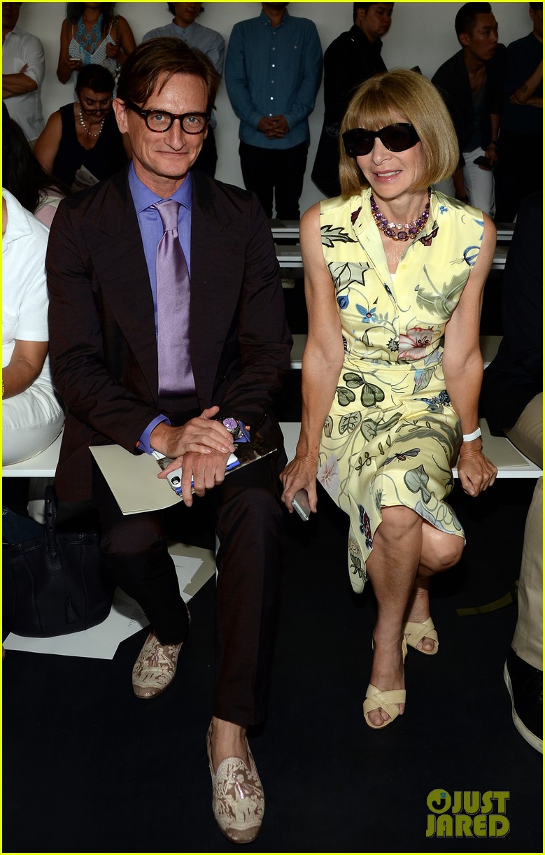 Anna Wintour Still Uses a Flip Phone See the Pics! Photo 3190281