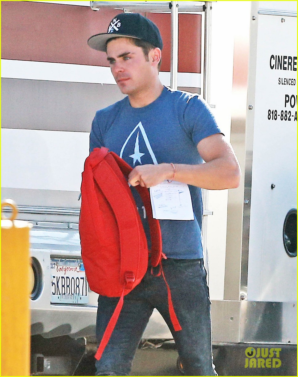Zac Efron Wears Tight Blue Tee On 'We Are Your Friends' Set Photo 3190019 Zac Efron Photos