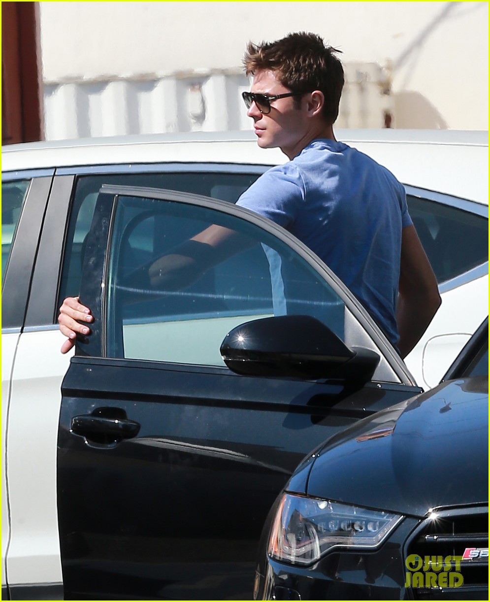 Zac Efron Wears Tight Blue Tee On 'We Are Your Friends' Set Photo 3190020 Zac Efron Photos