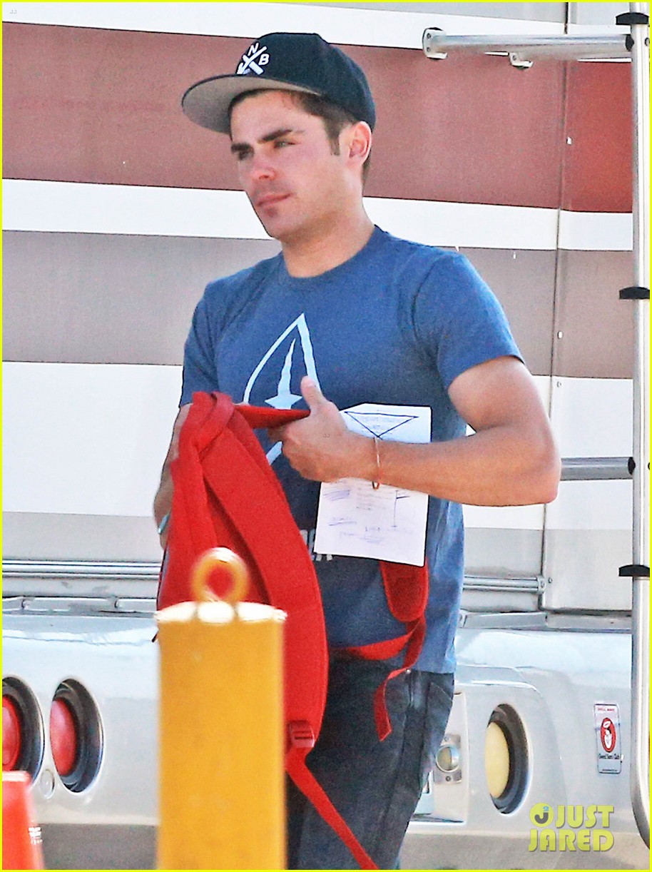 Zac Efron Wears Tight Blue Tee On 'We Are Your Friends' Set Photo 3190022 Zac Efron Photos