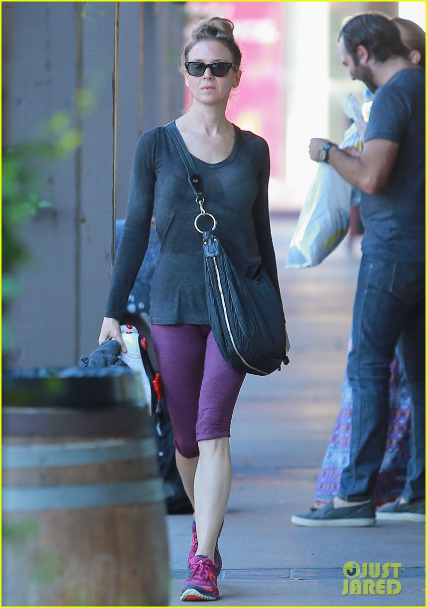 Renee Zellweger shows off her fit physique while exiting SoulCycle after an...