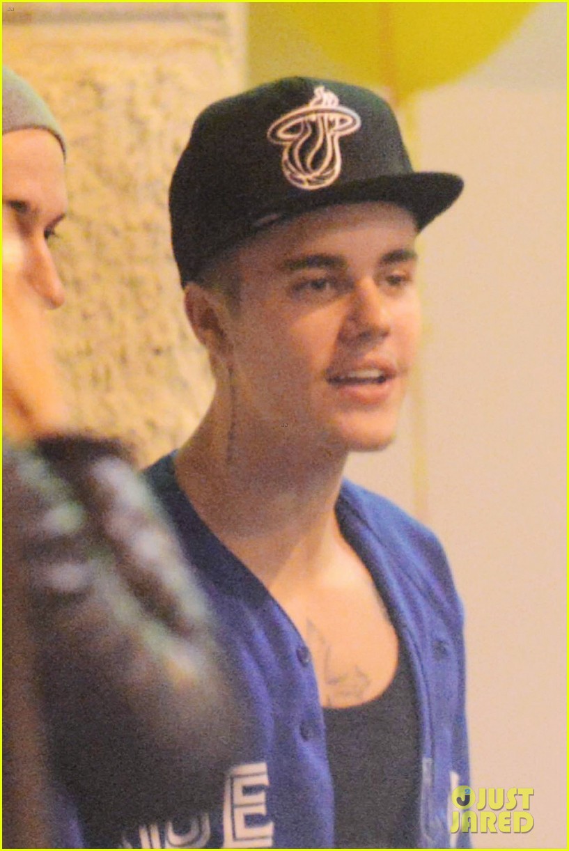 Justin Bieber Shaves His Mustache While Traveling in Italy Photo