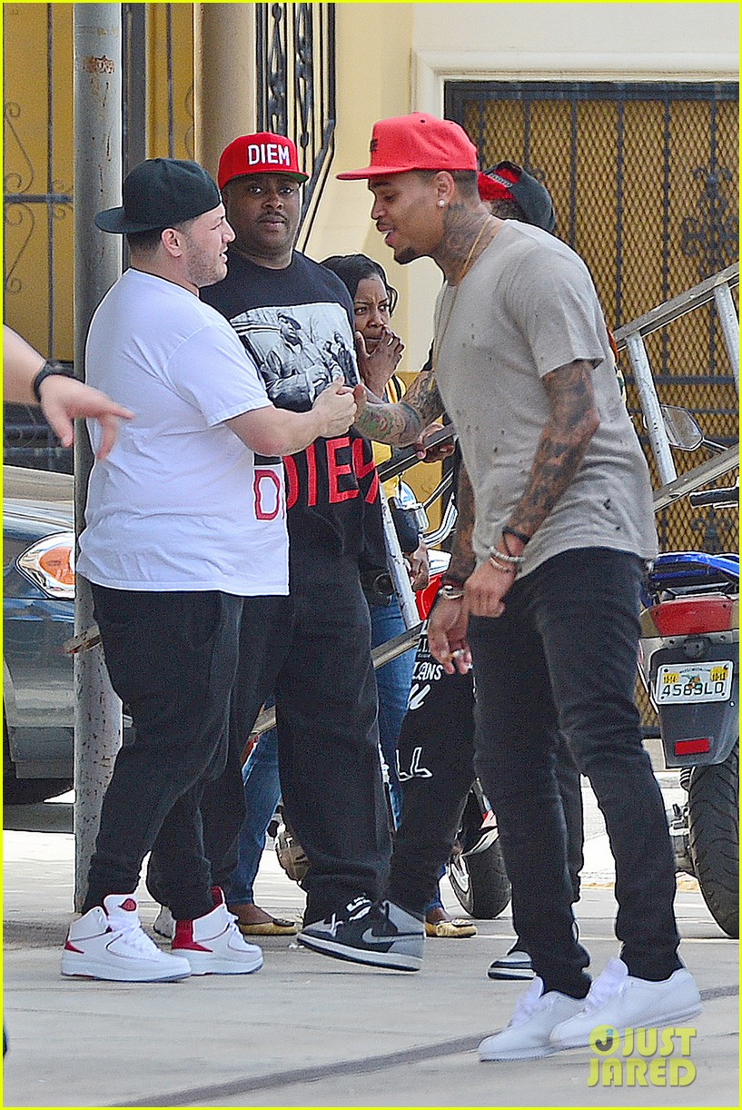 Chris Brown Spray Paints the Town in Miami Photo 3228773 Chris Brown