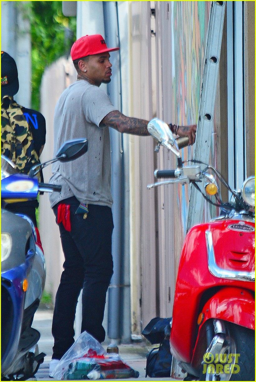 Chris Brown Spray Paints the Town in Miami Photo 3228777 Chris Brown