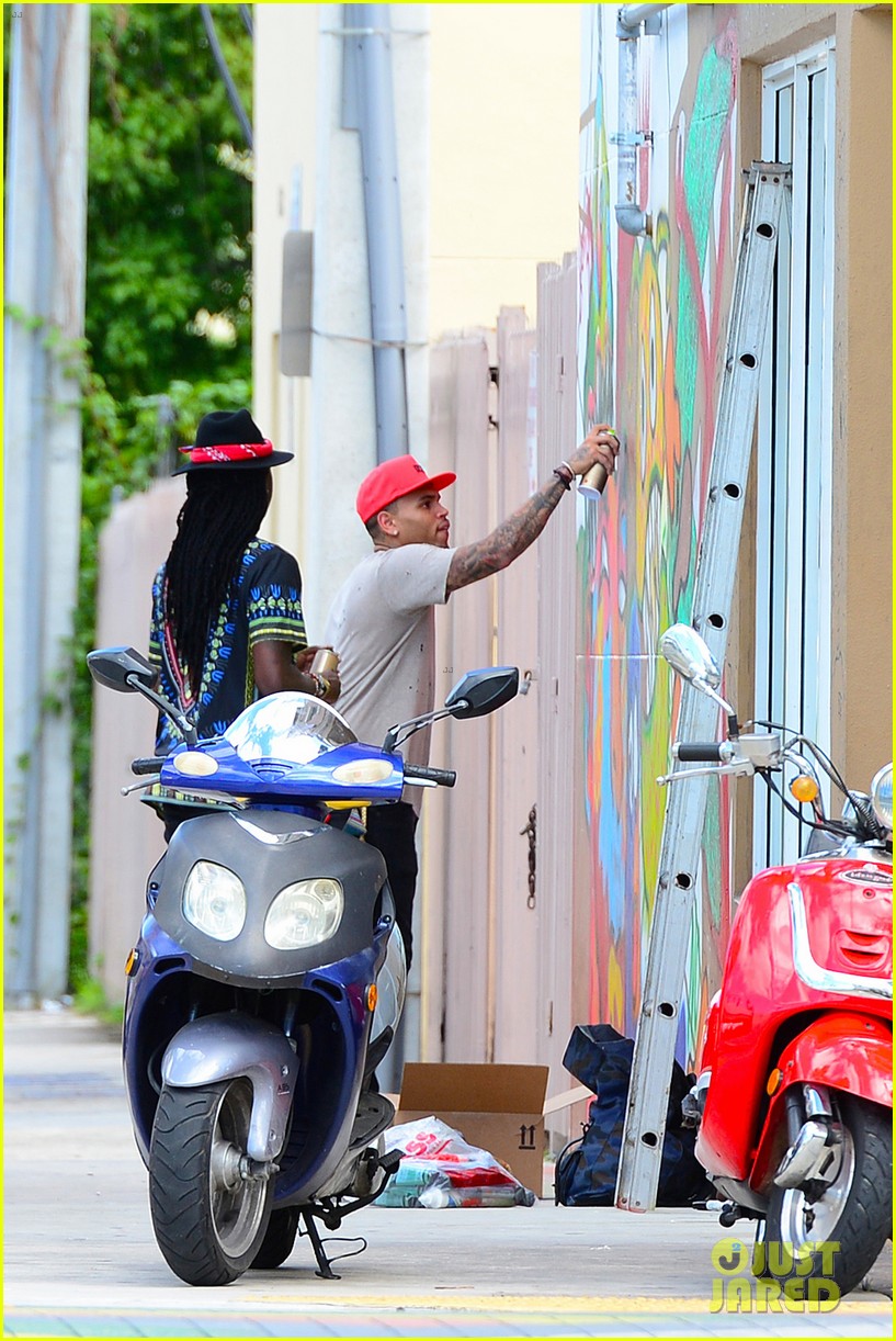 Chris Brown Spray Paints the Town in Miami Photo 3228783 Chris Brown