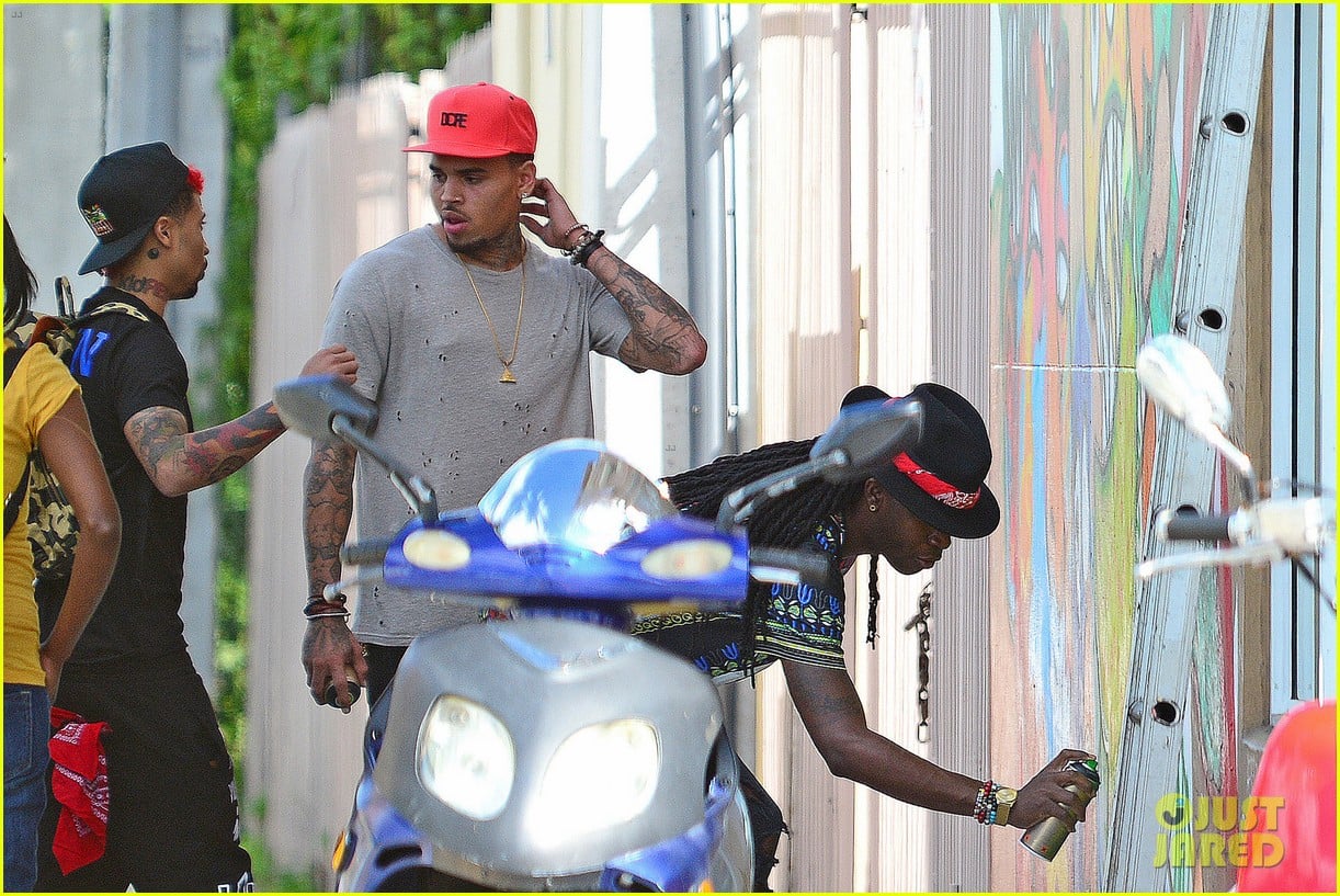 Chris Brown Spray Paints the Town in Miami Photo 3228792 Chris Brown