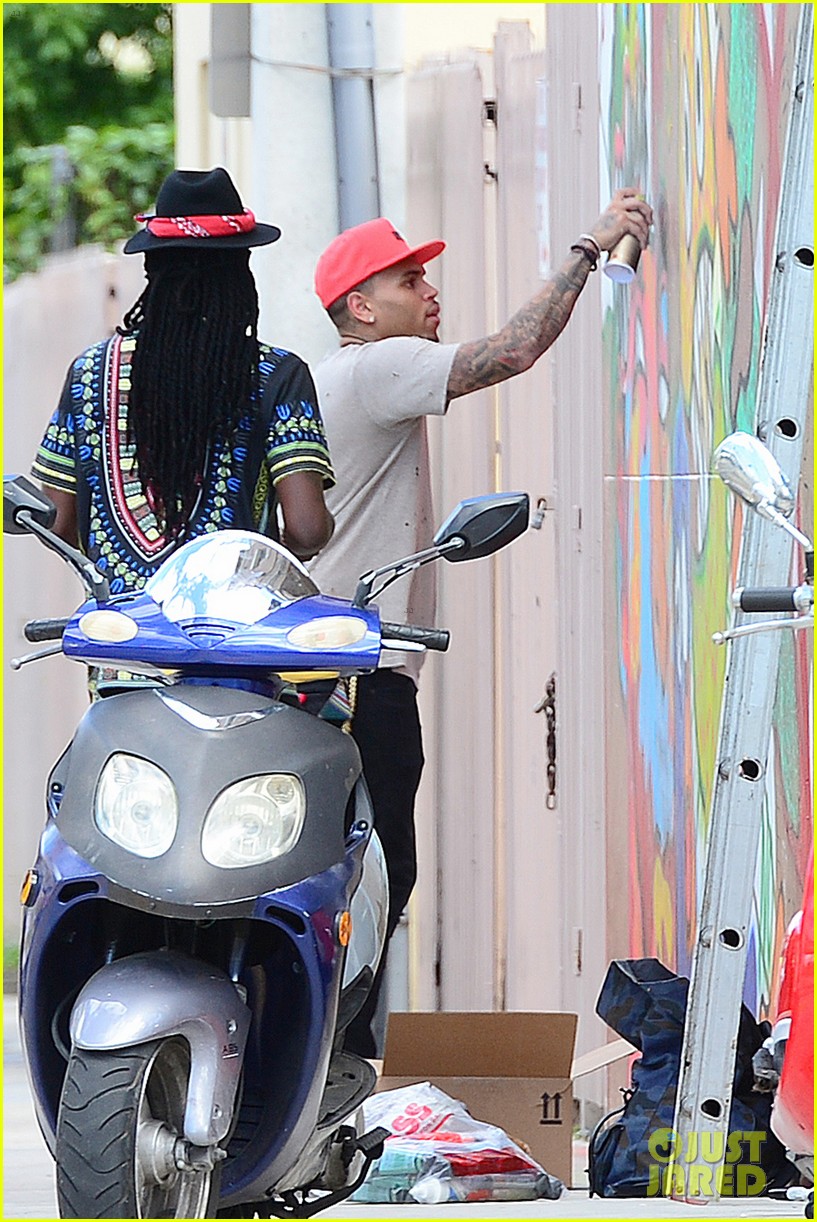 Chris Brown Spray Paints the Town in Miami Photo 3228794 Chris Brown